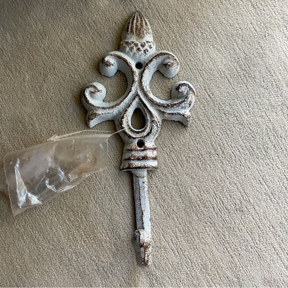 Quality Set Of 3 Iron Wall Hooks New With Install Hardware - Picture 10 of 14